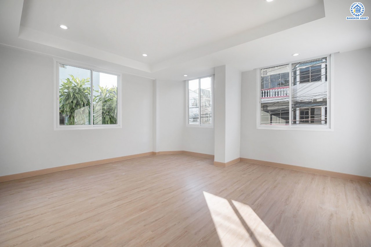 บ้านมือสองตกแต่งใหม่ 3 ชั้น ทำเลโซนเมือง โครงการ จริงใจวิลเลจ รัตนาธิเบศร์ (ซอยเรวดี) เนื้อที่ 23 ตร.ว. ฟังก์ชัน 4 ห้องนอน 3 ห้องน้ำ จอดรถได้ 1 คัน เข้า-ออกได้หลายเส้นทาง ทั้งรัตนาธิเบศร์, ติวานนท์ และเลี่ยงเมืองนนท์ ใกล้ทางด่วน "งามวงศ์วาน" รถไฟฟ้าสายสีม่วง "สถานีศูนย์ราชการนนทบุรี" และ "สถานีบางกระสอ"